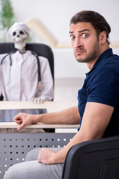 Jongeman op bezoek bij dode dokter — Stockfoto