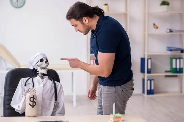 Junger Mann besucht toten Arzt in teurem Medikamentenkonzept — Stockfoto