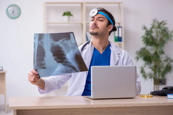 Ung manlig läkare som arbetar på kliniken — Stockfoto