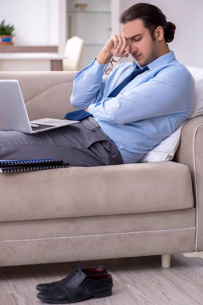 Empregado de empresário cansado que trabalha em casa — Fotografia de Stock