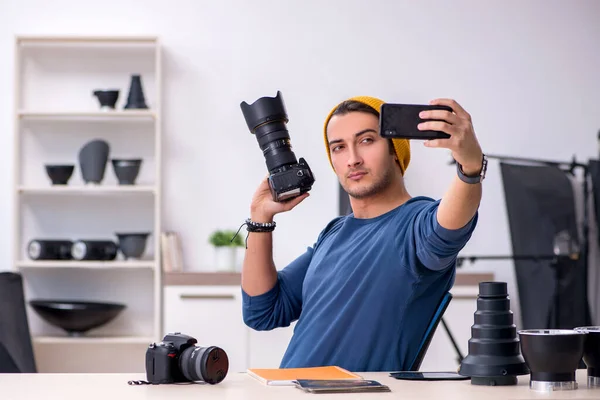 Mladý muž fotograf pracující ve studiu — Stock fotografie