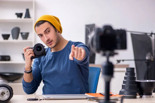 Joven fotógrafo masculino grabando vídeo para su blog — Foto de Stock