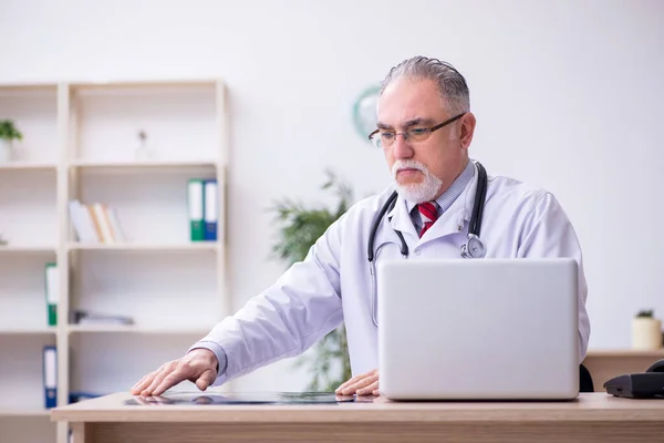 Oude mannelijke arts radioloog werkzaam in de kliniek — Stockfoto