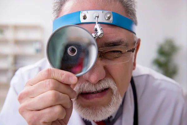 Vecchio medico otologo maschile che lavora in clinica — Foto Stock