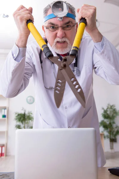 Galne läkare otolog arbetar på kliniken — Stockfoto