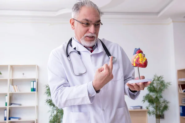 Médico cardiologista idoso trabalhando na clínica — Fotografia de Stock