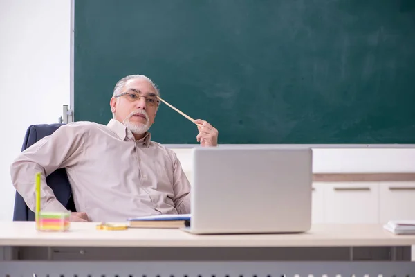 Oude mannelijke leraar in de klas — Stockfoto