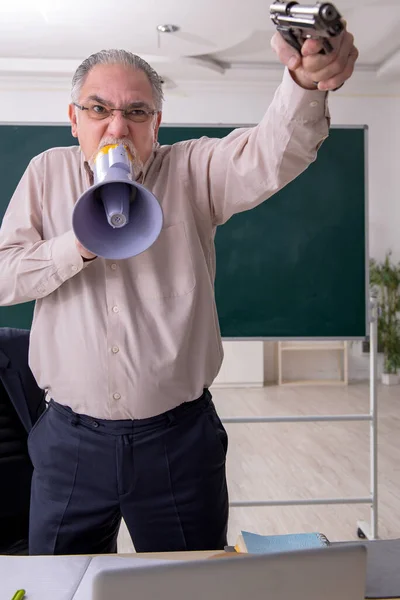 Gammal manlig lärare i klassrummet — Stockfoto