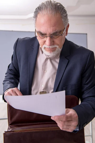 Oude mannelijke leraar in de klas — Stockfoto