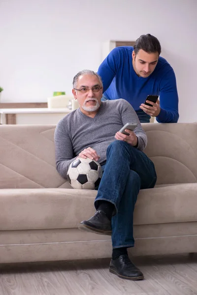 Vater und Sohn schauen Fußball im Fernsehen — Stockfoto