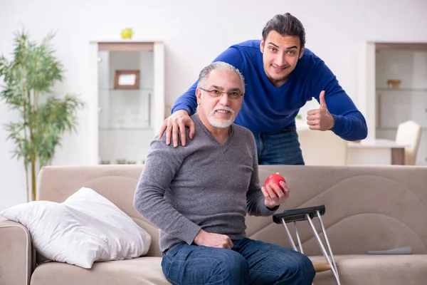 Genç adam bacağına iyi bakıyor.