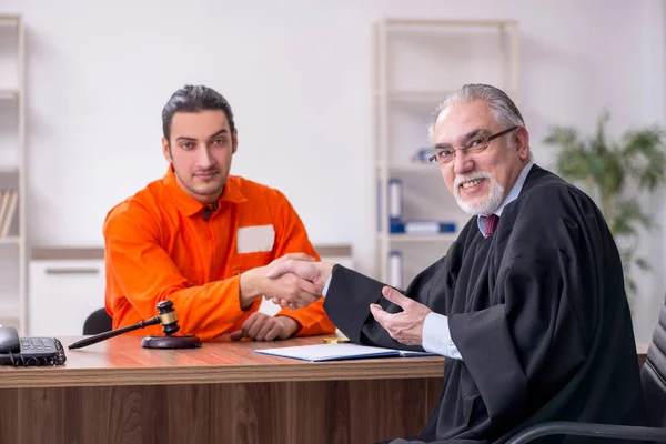 Yaşlı erkek yargıç, genç mahkumla adliyede buluşuyor. — Stok fotoğraf