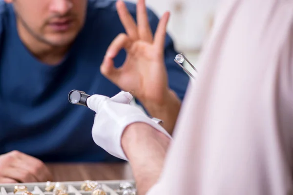 Young man visiting old male jeweler — Stock Photo, Image