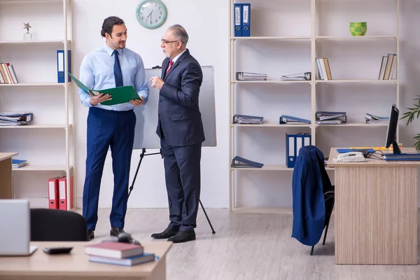 Deux employés dans le bureau — Photo