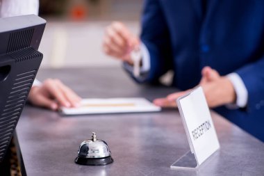 Otelin resepsiyon zili.