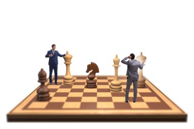 Strateji kavramında büyük satranç tahtasında iş adamı