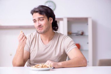 Genç adam alerjiden muzdarip.