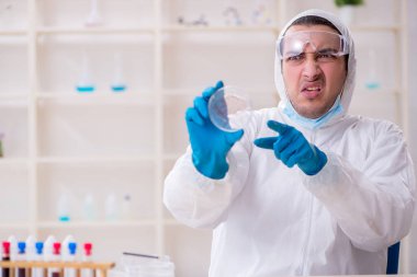 Laboratuvarda çalışan genç bir kimyager.