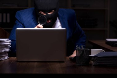 Erkek çalışan ofis gece bilgi çalmak