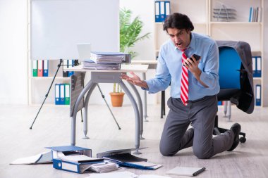 Genç bir erkek işçi aşırı işten memnun değil.