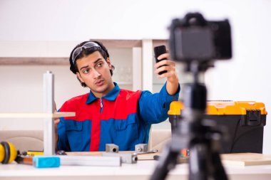 Genç müteahhit blogu için video kaydediyor.