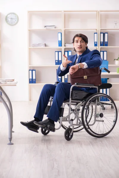 オフィスで働く車椅子の若い男性従業員 — ストック写真