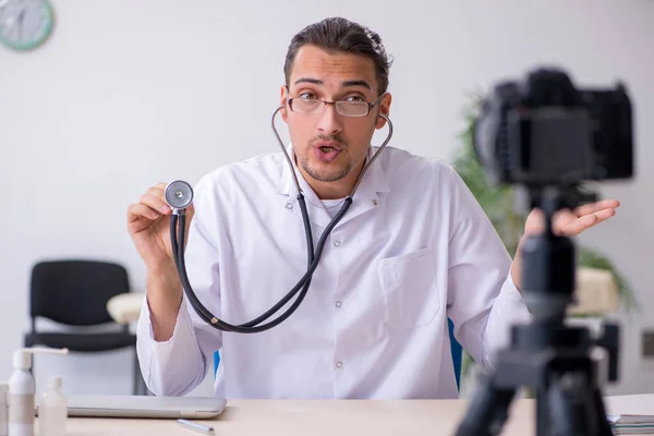 Jovem médico gravação de vídeo para o seu blog — Fotografia de Stock