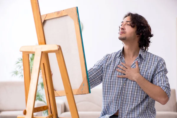 Młody przystojny człowiek korzystających z malarstwa w domu — Zdjęcie stockowe