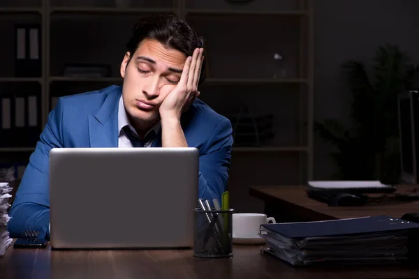 Joven empleado trabajando de noche en la oficina —  Fotos de Stock