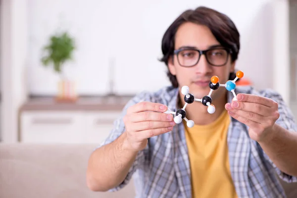 Giovane studente fisico che si prepara per l'esame a casa — Foto Stock