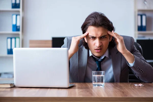 Kranker männlicher Mitarbeiter leidet im Büro — Stockfoto