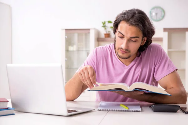 Jovem estudante do sexo masculino se preparando para exames em casa — Fotografia de Stock