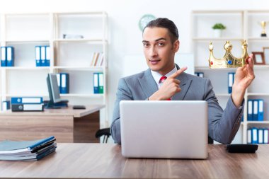 Kral işadamı işyerinde.