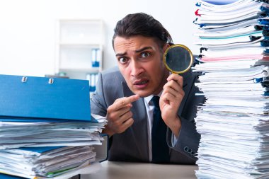 Ağır evrak işleriyle uğraşan bir iş adamı