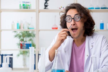 Laboratuvarda çalışan komik erkek kimyager.