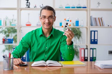 Kimya öğrencisi sınavlara çalışıyor.