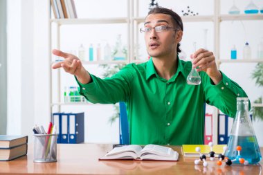 Kimya öğrencisi sınavlara çalışıyor.