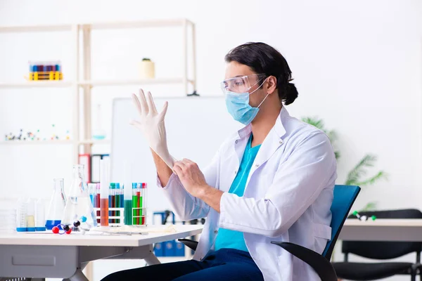 Joven químico masculino trabajando en el laboratorio — Foto de Stock