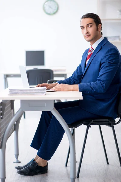 Giovane uomo d'affari seduto in ufficio — Foto Stock