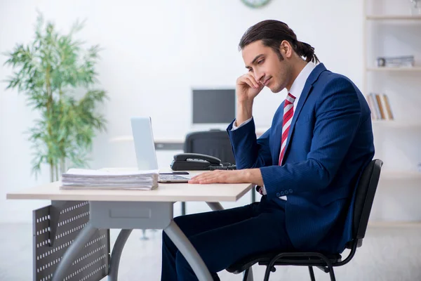 Fiatal férfi üzletember ül az irodában — Stock Fotó