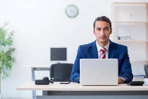 Молодий чоловік бізнесмен сидить в офісі — стокове фото