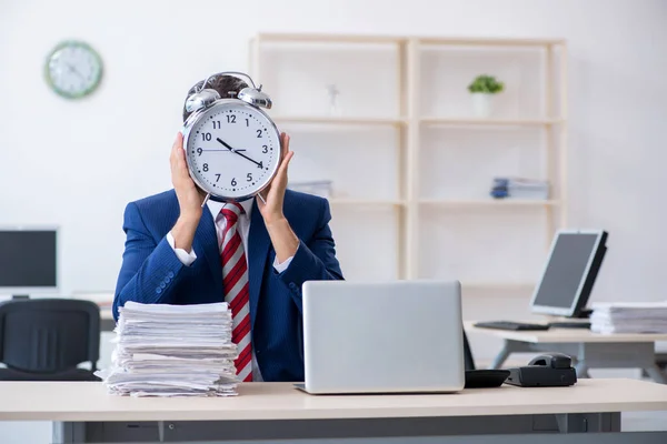 Jeune homme d'affaires assis dans le bureau — Photo