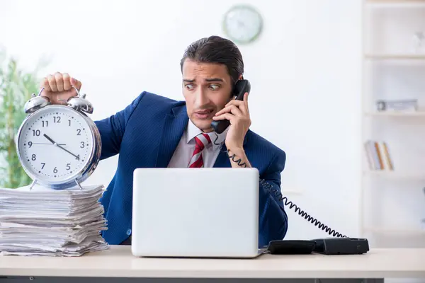 Junge männliche Geschäftsmann sitzt im Büro — Stockfoto