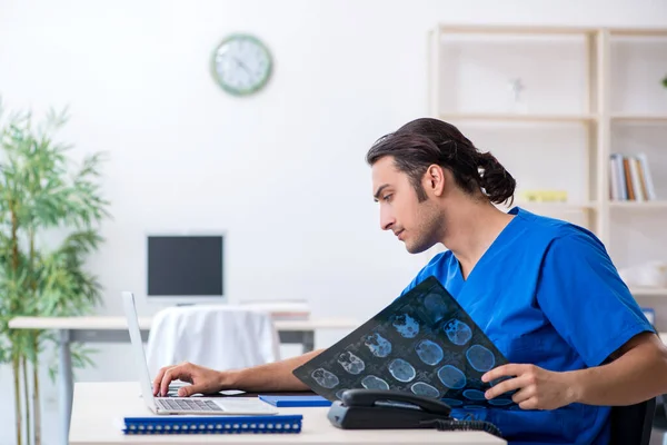 Mladý mužský lékař pracující na klinice — Stock fotografie