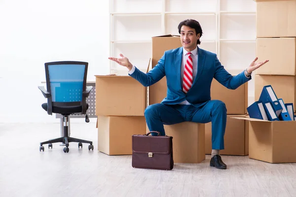 Jovem empresário bonito se mudando para novo local de trabalho — Fotografia de Stock