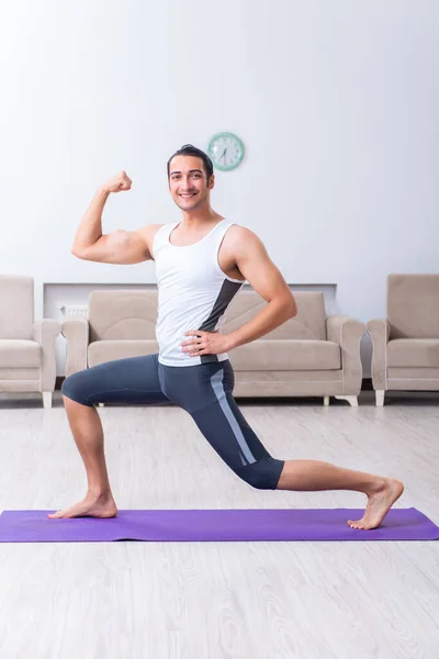 Joven entrenando y ejercitando en casa — Foto de Stock