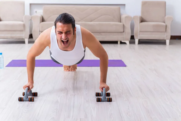 Jongeren thuis trainen en trainen — Stockfoto