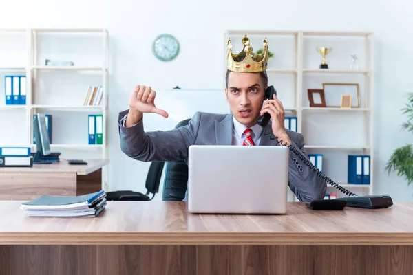 King businessman at his workplace — Stock Photo, Image