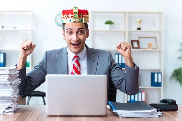 King businessman at his workplace — Stock Photo, Image