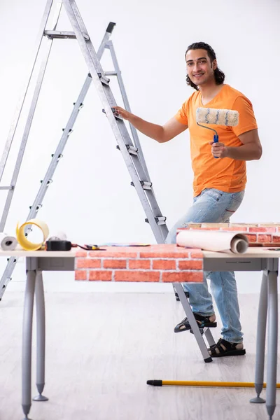 Joven contratista haciendo renovación en casa —  Fotos de Stock